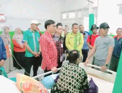 Pemkot Baubau Serahkan Bantuan Korban Bangunan Roboh di Wameo