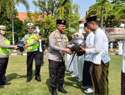 Polres Batang Bagikan 10 Helm untuk Para Santri