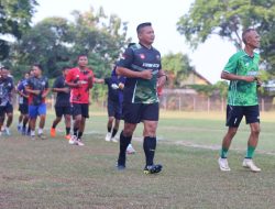 Dandim Batang Latih Fisik Para Pemain Sepak Bola Kombat FC