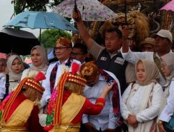 Di Sematkan Blangkon  Tanda Kekeluargaan Adat Jawa Paslon Darmadi-Darifus Gelombang Dukungan Semakin Meningkat di Dapil 2