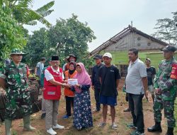 TNI Dibantu Warga Bongkar Rumah Ibu Tukimah