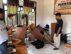 Pasca Pilkada Buteng, Ketua Bawaslu Buteng Di Kerja Oleh Unjuk Rasa Tuntut Profesionalisme Kerja