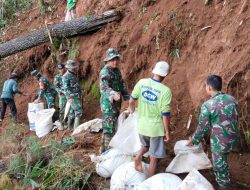 Koramil Wonotunggal Gelar Karya Bhakti Bersihkan Saluran Air dari Longsoran Tanah