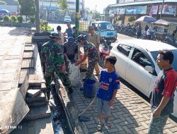 Jelang Hari Juang TNI AD, Koramil 02/Limpung Ajak PKL Bersihkan Alun – ALun Limpung