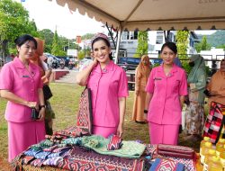 Ketua Bhayangkari Sulbar Apresiasi Pasar Murah dalam Rangka Memperingati Hari Ibu dan HUT Dharma Wanita
