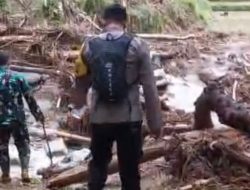 Sinergitas TNI-Polri: Babinsa dan Bhabinkamtibmas Kalumpang Pantau Wilayah Terdampak Banjir dan Tanah Longsor