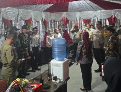 Kapolresta Mamuju Bersama Unsur Forkopimda Pantau dan Serahkan Bingkisan kepada Petugas Posko Operasi Lilin 2024