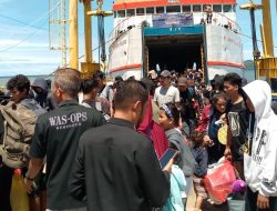 Petugas Posko Operasi Lilin Polresta Mamuju Perketat Pengamanan Kedatangan dan Keberangkatan Kapal Fery Laskar Pelangi