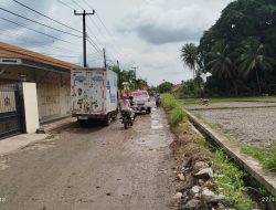 Ironis, Bertahun-Tahun Jalan Desa Saringgara Pandeglang Banten Rusak Parah Belum Ada Perbaikan. 