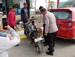 Sigap Personil Pengamanan Pos Tugu Benteng Polres Mamuju Tengah Bantu Warga yang Terjatuh dari Sepeda Motor