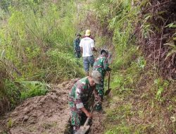 Babinsa kodim 1428/Mamasa Bantu Warga Gotong Royong Bersihkan Saluran irigasi ke sawah petani