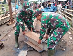 Babinsa Koramil 06/Tersono Bantu Perbaiki Jembatan Kalibelo Yang Rusak Akibat Banjir Bandang