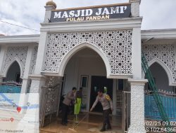 Personel Sat Samapta Polres Sarolangun Bantu Bersihkan Lumpur di Masjid Desa Pulau Pandan Usai Banjir