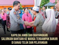 Kapolda Jambi Salurkan Bantuan Sosial  Kepada Masyarakat yang Terdampak Banjir di Wilayah seberang