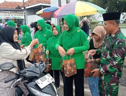 Ramadhan Berkah, Danramil Limpung Bagi-Bagi Takjil