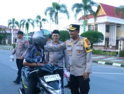 Luar Biasa ! Kapolres Dumai Pimpin Langsung Berbagi Takjil Kepada Masyarakat Kota Dumai