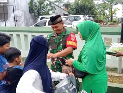 Koramil 05/Reban dan Persit KCK Ranting 06 Bagikan Takjil untuk Warga di Bulan Ramadan 1446 H