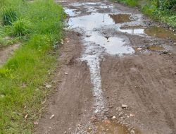 Keluhkan Jalan Yang Bobrok Warga Griya BSA Permai Harapkan Bantuan Dari Pemerintah Daerah Perbaiki Jalan