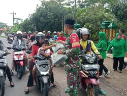 Koramil 08/Wonotunggal Bagi Bagi Nasi Kotak Untuk Buka Puasa
