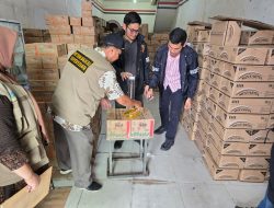 Kapolres Dumai Melalui Kasat Reskrim AKP Kris Topel,S.Tr.K,S.I.K Bersama Unit Metrologi Legal A Kota Dumai Lakukan Pengecekan Minyak Goreng Merk ” Minyak Kita “