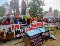 Aksi Demo Di Depan Kantor KPU Pesawaran Berisikan Tuntutan Agar KPU Bisa menjalankan Amar Putusan (MK).