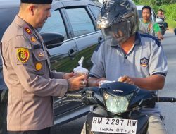 Kapolsek Bukit Kapur Bersama Bhayangkari Ranting Bukit Kapur Bagikan Ratusan Takjil Kepada Pengguna Jalan 
