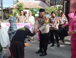 Kapolres Polman Gelar Giat Berbagi Takjil Di depan mako Polres Polman
