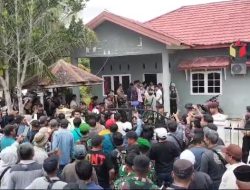 Masa Pendemo Meminta Bawaslu Propinsi di keluarkan Dari kantor Bawaslu Kabupaten bBerito Utara.