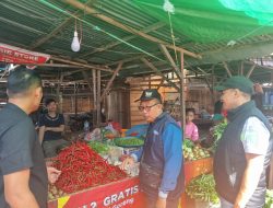 Kasat Reskrim Polres Dumai AKP Kris Topel,S.Tr. K,S.I.K Bersama Disperindag Kota Dumai Lakukan Bapokting Di Pasar & Toko