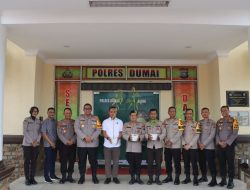 Salut ! Kapolres Dumai AKBP Hardi Dinata H,S.I.K,M.M Serahkan Bibit Pohon Secara Simbolis Kepada Personil Polres Yang Berulang Tahun