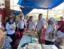 Cegah Kecurangan, Polres Dan Koperindag Pringsewu Monitoring Distribusi Dan Harga Sembako Di Pasar Sarinongko.