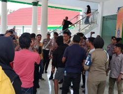 Jalan hotmix Pulau Makean Tak Kunjung Usai Ormas GMNI Lakukan Aksi di Kantor Bupati.