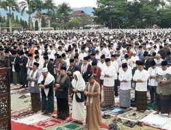 Kebersamaan Sholat Idul Adha 1446 H Dandim 0417/Kerinci Letkol Inf Eko Budiarto : Simbol persatuan Bersama  Unsur Pemerintah Daerah dan masyarakat