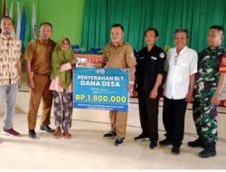 Kepala Pekon Panutan Sukses Serahkan Bantuan BLT Dana Desa Tahap 1 Kepada Warga Penerima Manfaat