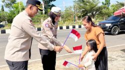 Tanamkan Cinta Tanah Air Sejak Dini, Kapolres Musi Rawas Bagikan Bendera Merah Putih Kepada Anak-Anak dan Pengendara 