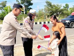 Tanamkan Cinta Tanah Air Sejak Dini, Kapolres Musi Rawas Bagikan Bendera Merah Putih Kepada Anak-Anak dan Pengendara 
