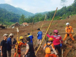 Pencarian Korban Longsor Situkung Terkendala Hujan dan Kondisi Tanah Labil