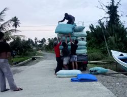 Suasana Sore Hari Bongkar Muat Rumput Laut di Lamasi Pantai