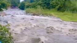 Sungai Meluap Tiba-tiba, Wisatawan Panik Selamatkan Diri di Desa Tampa Kabupaten Luwu